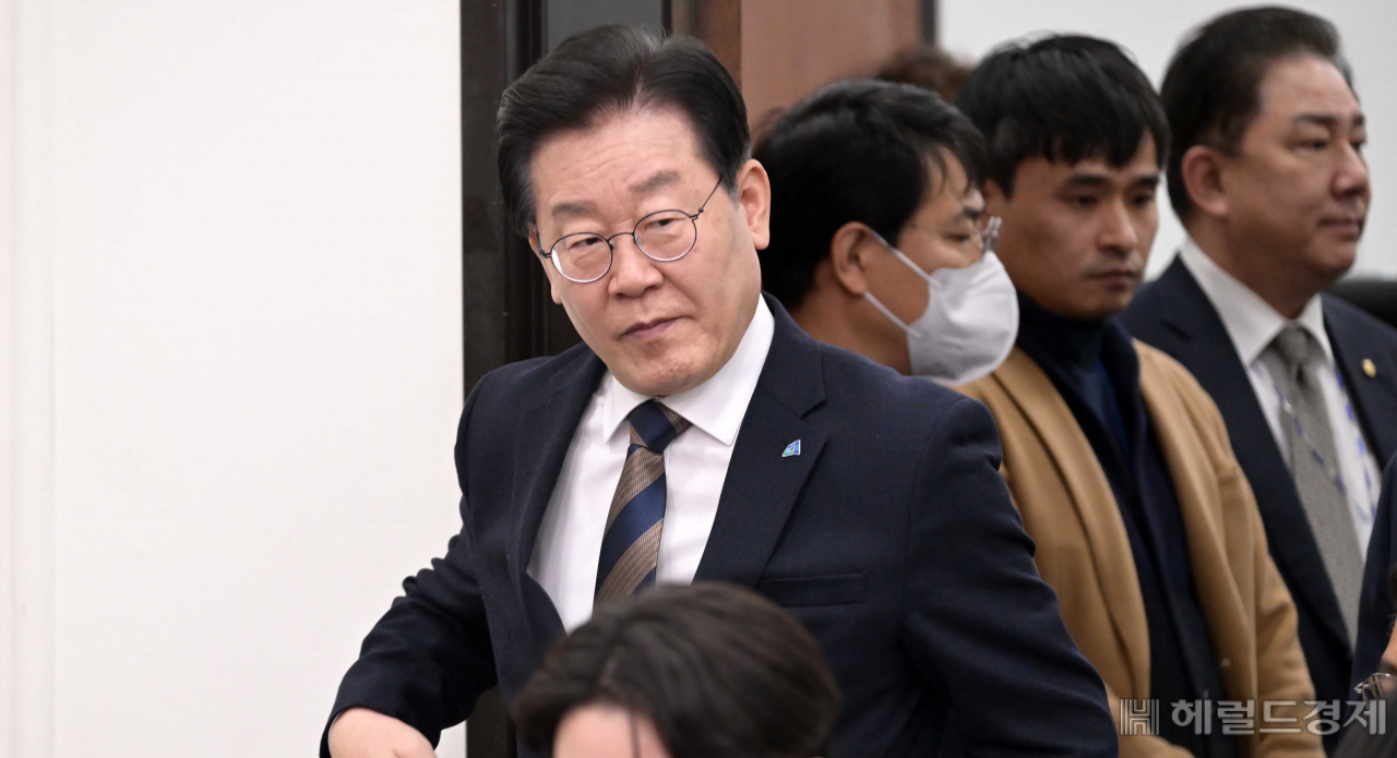 더불어민주당 이재명 대표가 16일 오후 서울 여의도 국회에서 열린 긴급 최고위원회의에참석하고 있다. 이상섭 기자