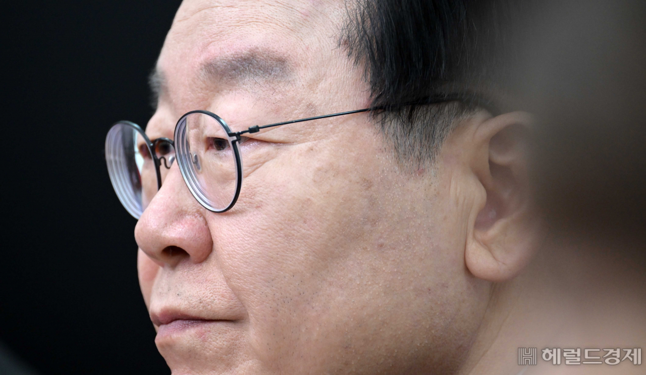 더불어민주당 이재명 대표가 16일 오후 서울 여의도 국회에서 열린 긴급 최고위원회의에서 최고위원들의 발언을 듣고 있다. 이상섭 기자