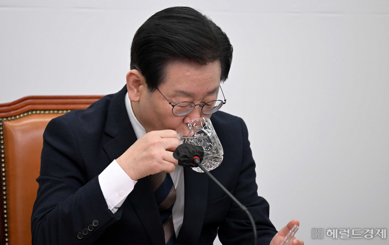 더불어민주당 이재명 대표가 16일 오후 서울 여의도 국회에서 열린 긴급 최고위원회의에서 물을 마시고 있다. 이상섭 기자