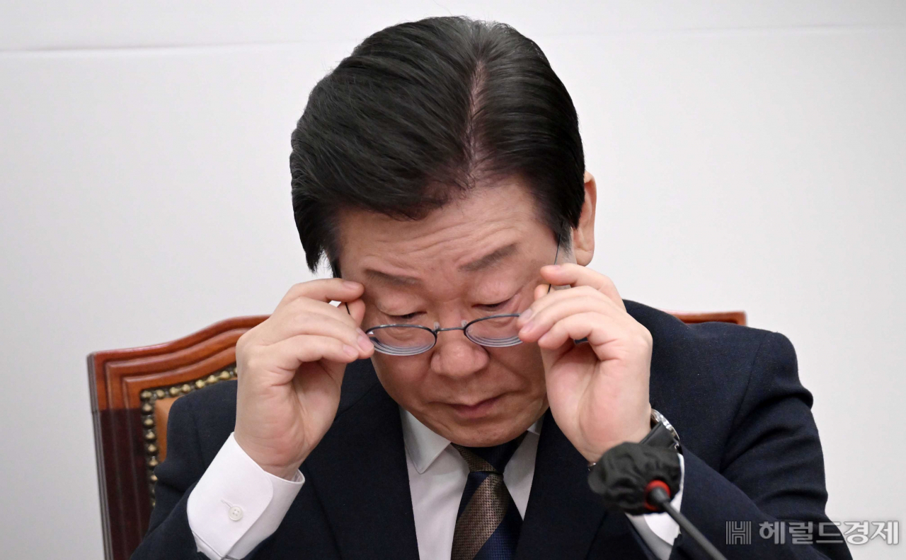 더불어민주당 이재명 대표가 16일 오후 서울 여의도 국회에서 열린 긴급 최고위원회의에서 안경을 고쳐쓰고 있다. 이상섭 기자