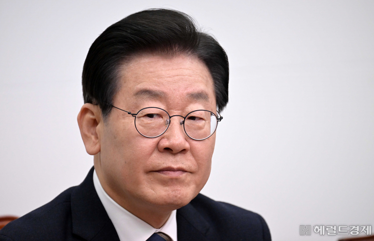 더불어민주당 이재명 대표가 16일 오후 서울 여의도 국회에서 열린 긴급 최고위원회의에서 최고위원들의 발언을 듣고 있다. 이상섭 기자