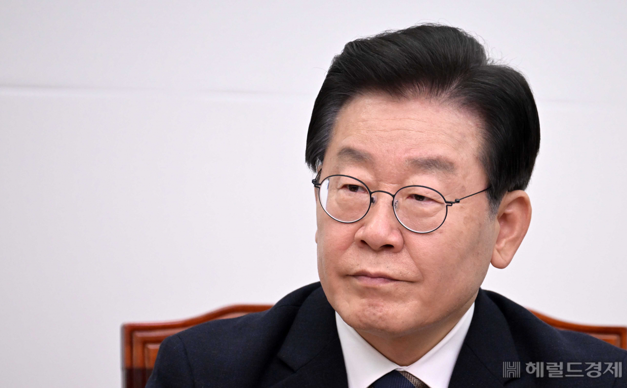 더불어민주당 이재명 대표가 16일 오후 서울 여의도 국회에서 열린 긴급 최고위원회의에서 최고위원들의 발언을 듣고 있다. 이상섭 기자