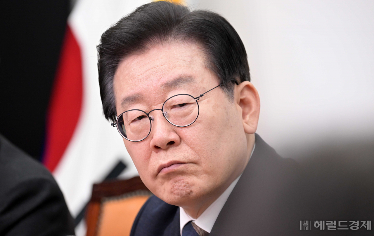 더불어민주당 이재명 대표가 16일 오후 서울 여의도 국회에서 열린 긴급 최고위원회의에서 최고위원들의 발언을 듣고 있다. 이상섭 기자