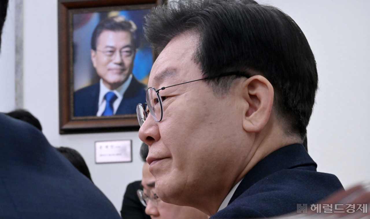 더불어민주당 이재명 대표가 16일 오후 서울 여의도 국회에서 열린 긴급 최고위원회의에서 최고위원들의 발언을 듣고 있다. 이상섭 기자