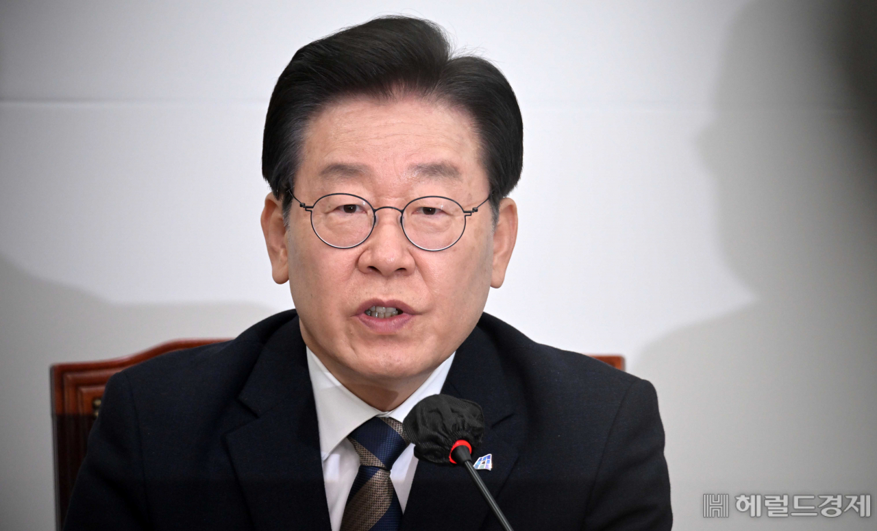 더불어민주당 이재명 대표가 16일 오후 서울 여의도 국회에서 열린 긴급 최고위원회의에서 검찰의 구속영장 청구에 관해 입장을 발표하고 있다. 이상섭 기자