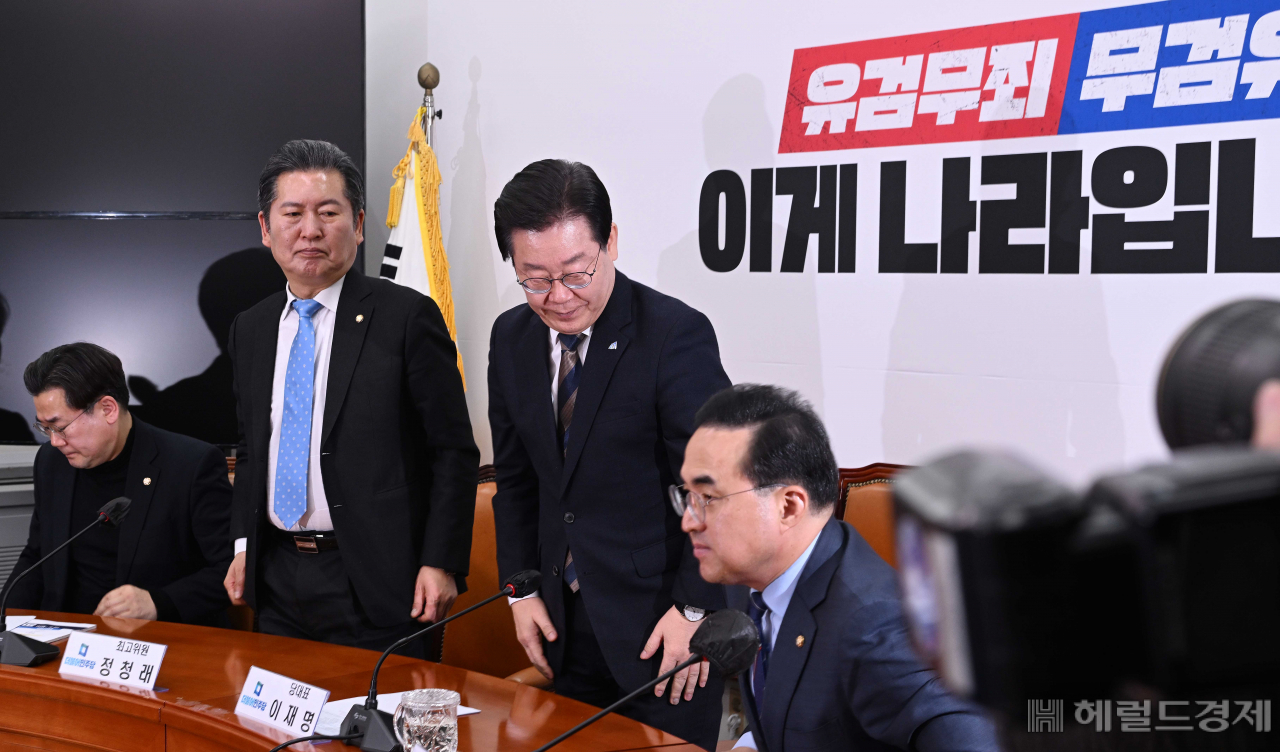 더불어민주당 이재명 대표가 16일 오후 서울 여의도 국회에서 열린 긴급 최고위원회의에서 검찰의 구속영장 청구에 관해 입장 발표를 마치고 회의실을 나서고 있다. 이상섭 기자