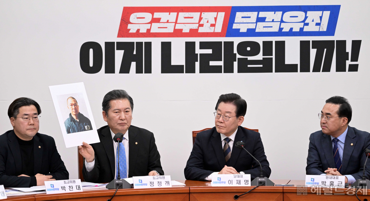 이재명 더불어민주당 대표가 16일 오후 서울 여의도 국회에서 열린 긴급 최고위원회의에서 정청래 최고위원의 발언을 듣고 있다. 이상섭 기자
