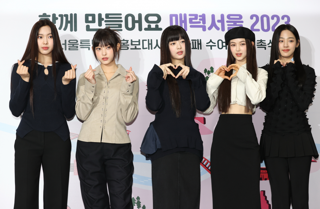 걸그룹 뉴진스가 16일 오전 서울시청에서 열린 '서울특별시 홍보대사 감사패 수여 및 위촉식'에 앞서 포즈를 취하고 있다. 연합뉴스