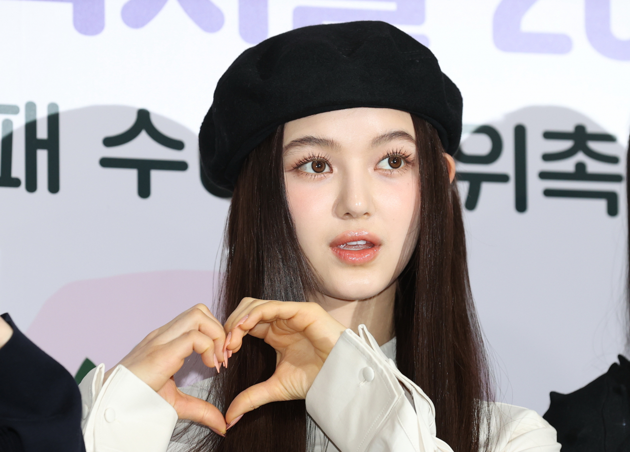 걸그룹 뉴진스의 다니엘이 16일 오전 서울시청에서 열린 '서울특별시 홍보대사 감사패 수여 및 위촉식'에 앞서 포즈를 취하고 있다. 연합뉴스