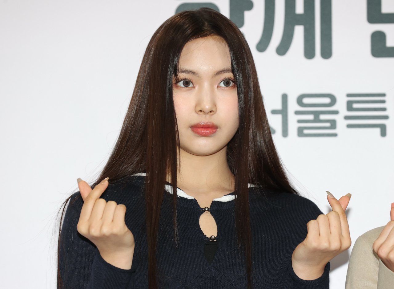 걸그룹 뉴진스의 혜인이 16일 오전 서울시청에서 열린 '서울특별시 홍보대사 감사패 수여 및 위촉식'에 앞서 포즈를 취하고 있다. 연합뉴스