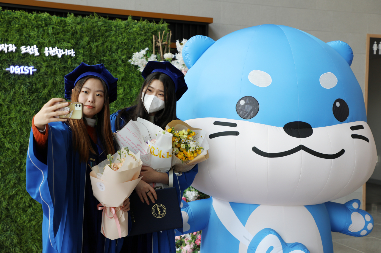 16일 열린 DGIST 학위수여식에서 학생들이 기념촬영을 하고 있다.[DGIST 제공]