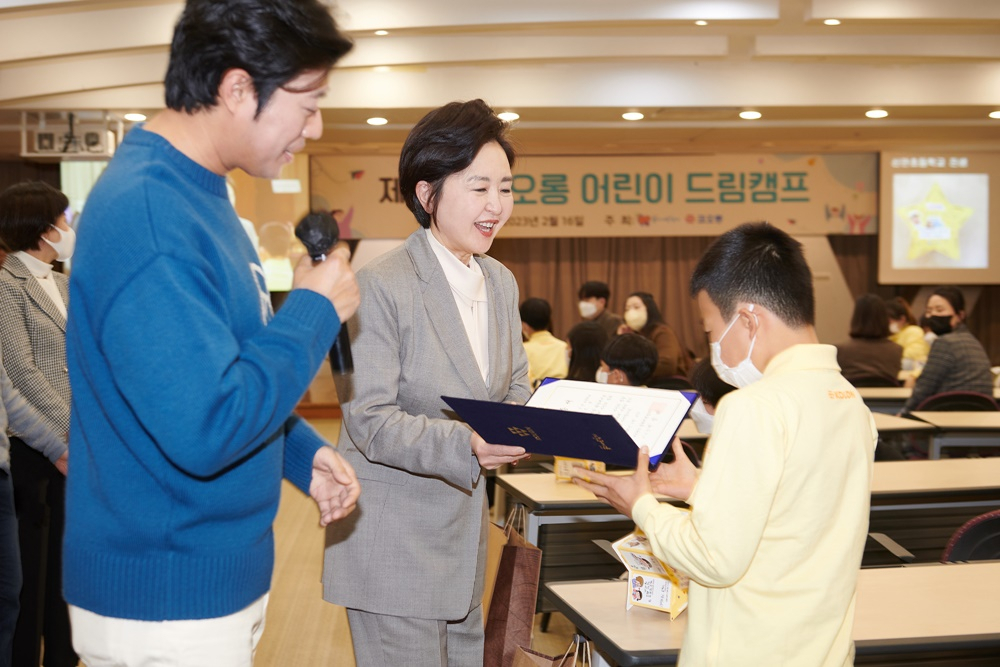 서창희(가운데) 재단법인 꽃과어린왕자 이사장이 16일 경기 과천 코오롱타워에서 ‘코오롱 어린이 드림캠프’ 19기 장학생에게 장학증서를 수여하고 있다. [코오롱 제공]
