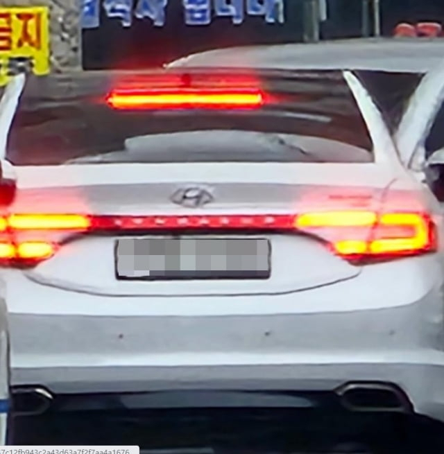 갤럭시 'S23 울트라'로 광학 100배 줌을 당겨 촬영한 차 번호판. [보배드림]