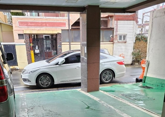 빌라 주차장 입구 2곳을 가로막고 주차한 흰색 승용차. [보배드림]