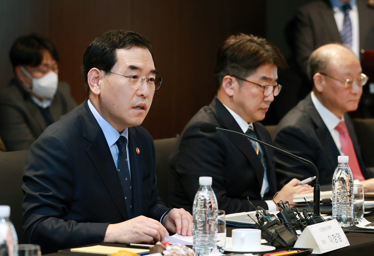 이창양 산업통상자원부 장관이 16일 서울 동대문 JW메리어트호텔에서 열린 '철강산업 발전 원탁회의'를 주재하고 있다. [연합]
