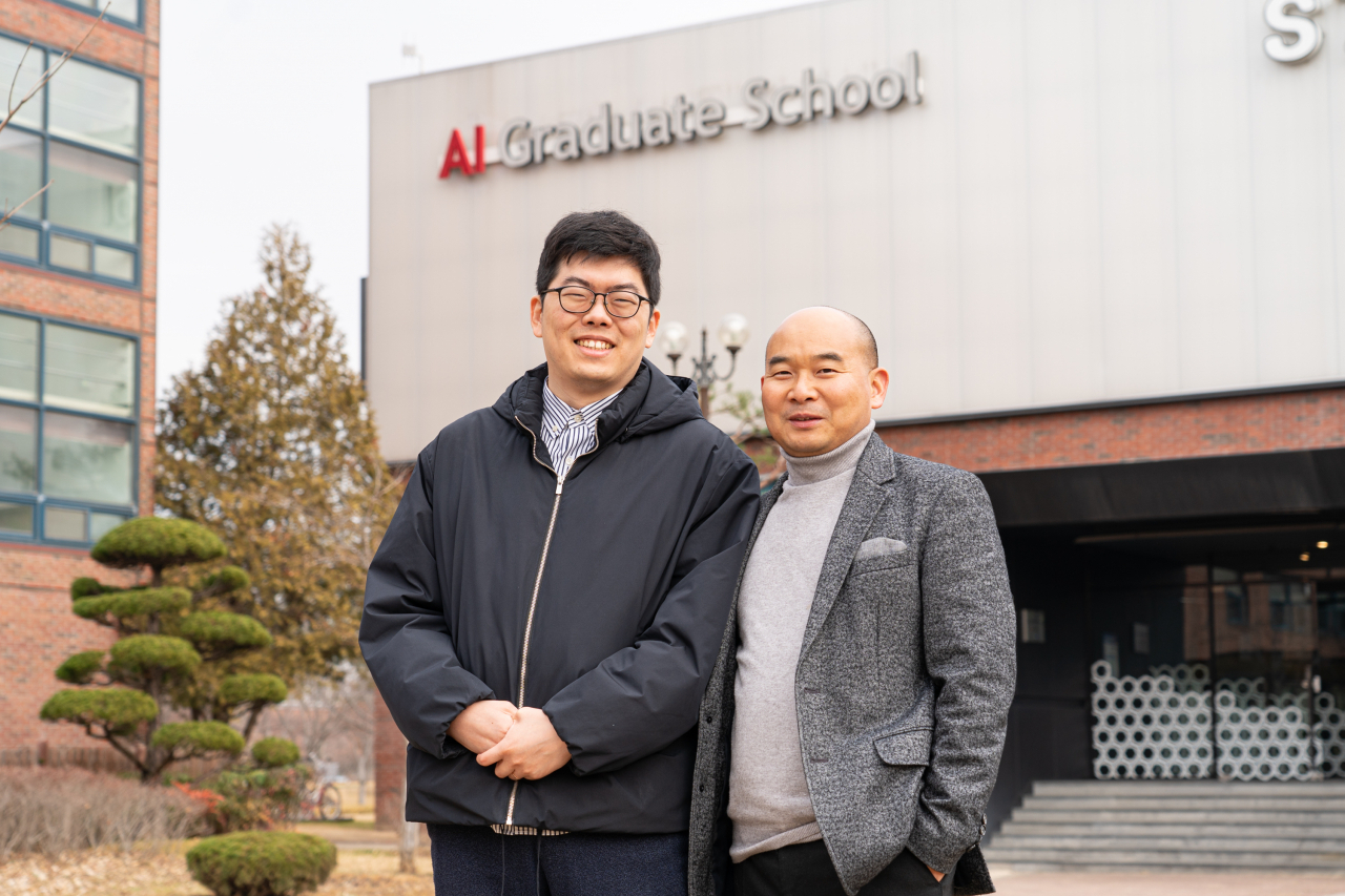 지난 2019년 문을 연 지스트 AI대학원이 제1호 박사를 배출한다. 왼쪽부터 김만제 박사와 지도교수인 ‘AI 작곡’으로 유명한 안창욱 교수.[지스트 제공]