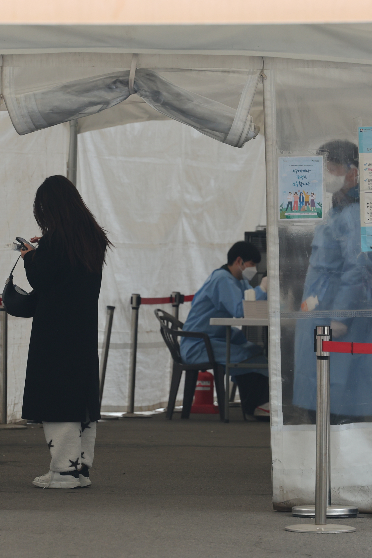 코로나19 확진자가 지속해서 감소세를 보이는 가운데 12일 오후 서울역 선별검사소가 다소 한산한 모습이다. 이날 신규 확진자 수는 1주일 전인 지난 5일보다도 2천명 가까이 줄었다. 일요일 기준으로는 32주 만에 최소 기록이다. [연합]