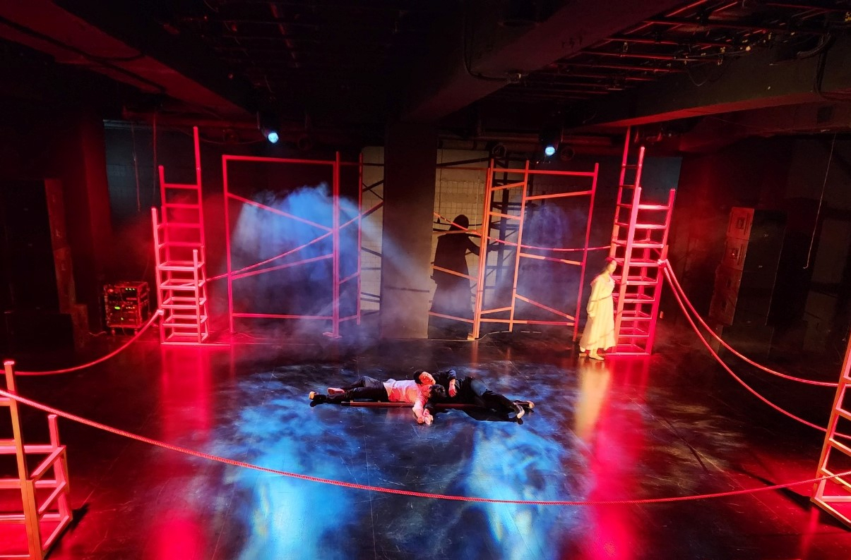 Scene from the play “Hello, the Hell: Othello” (Jakhwa)