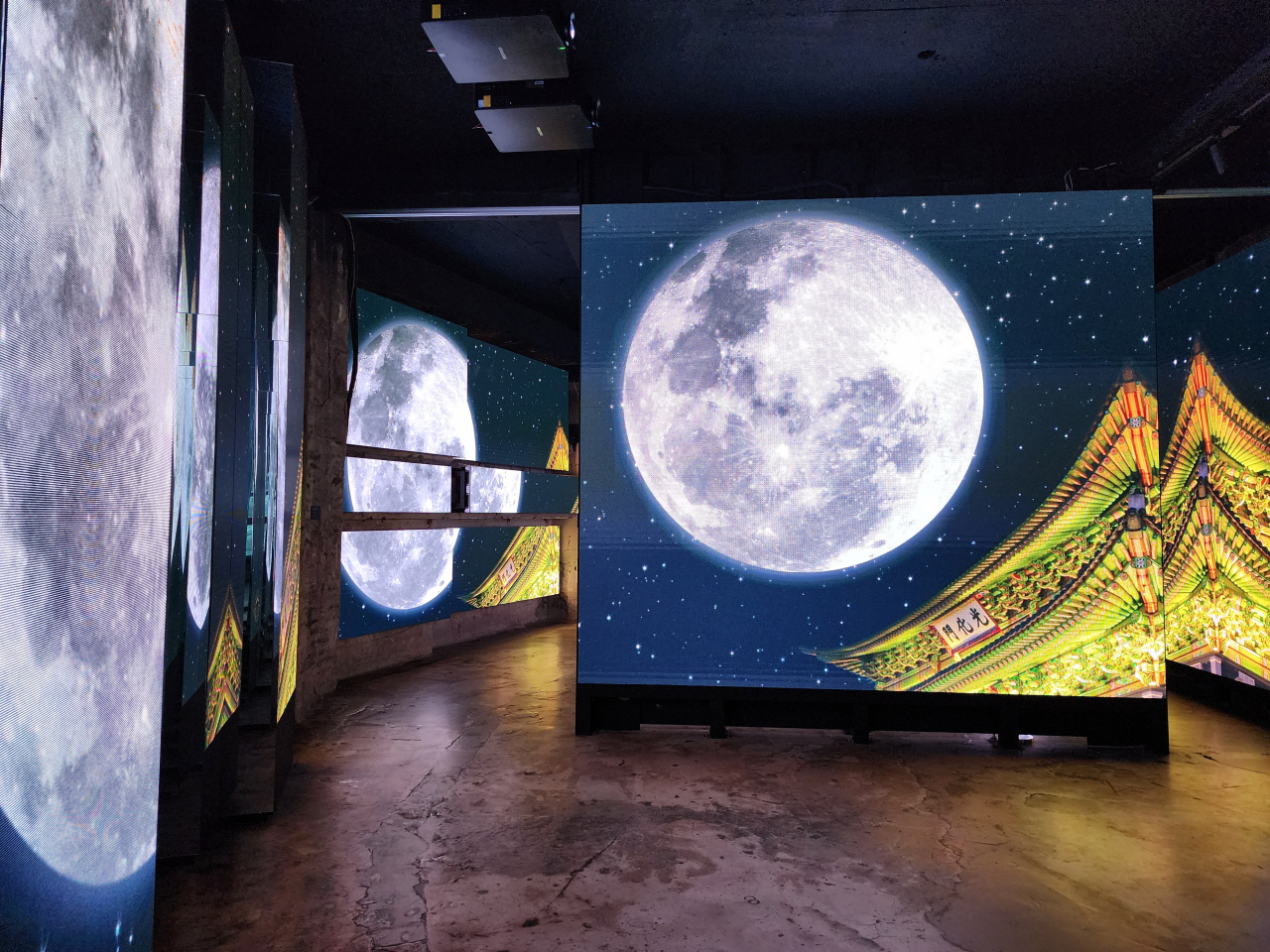 “Seoul Vibe” at Gallery Gwanghwa (Hwang Dong-hee/The Korea Herald)