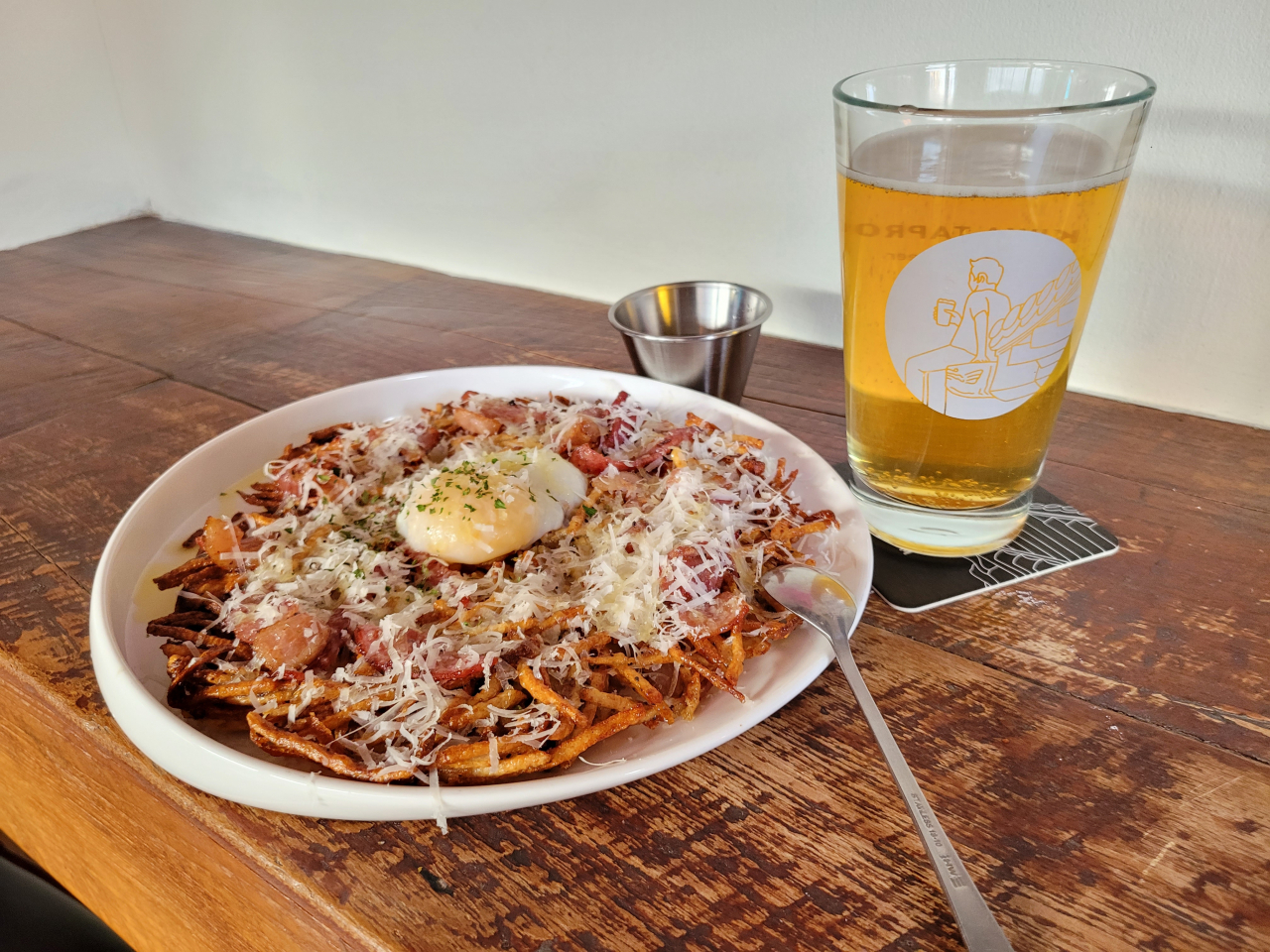 Orange Bianco beer and crispy potato roesti at Kiwa Taproom in Seoul (Park Yuna/The Korea Herald)