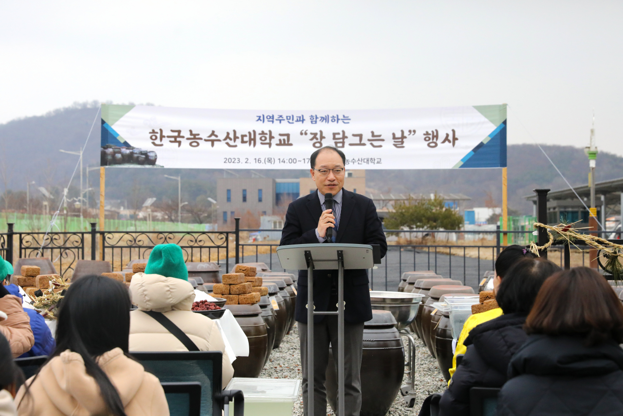 정현출 한국농수산대학교 총장이 16일 전북 전주 덕진구 본교에서 진행한 전통 장 담그기 행사에서 인사말을 하고 있다. [농림축산식품부 제공]