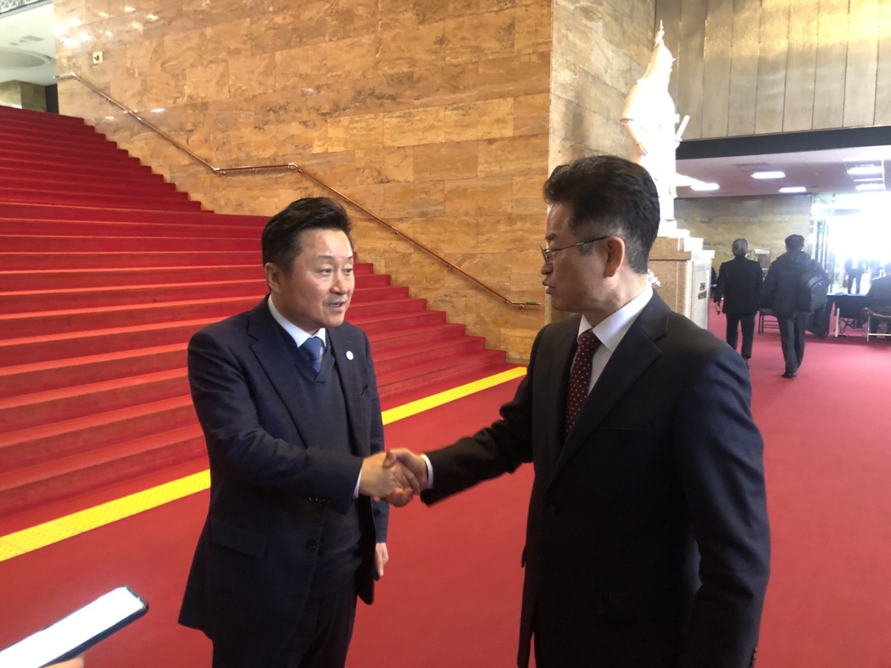 이철우(오른쪽) 경북지사가 16일 국회 국토교통위원회 교통법안심사소위원회의 대구경북신공항특별법에 대한 심사가 끝난 뒤 소위 야당 간사인 최인호 의원을 만나 신속히 소위를 추가 개최해 줄 것을 요청했다.[경북도 제공]
