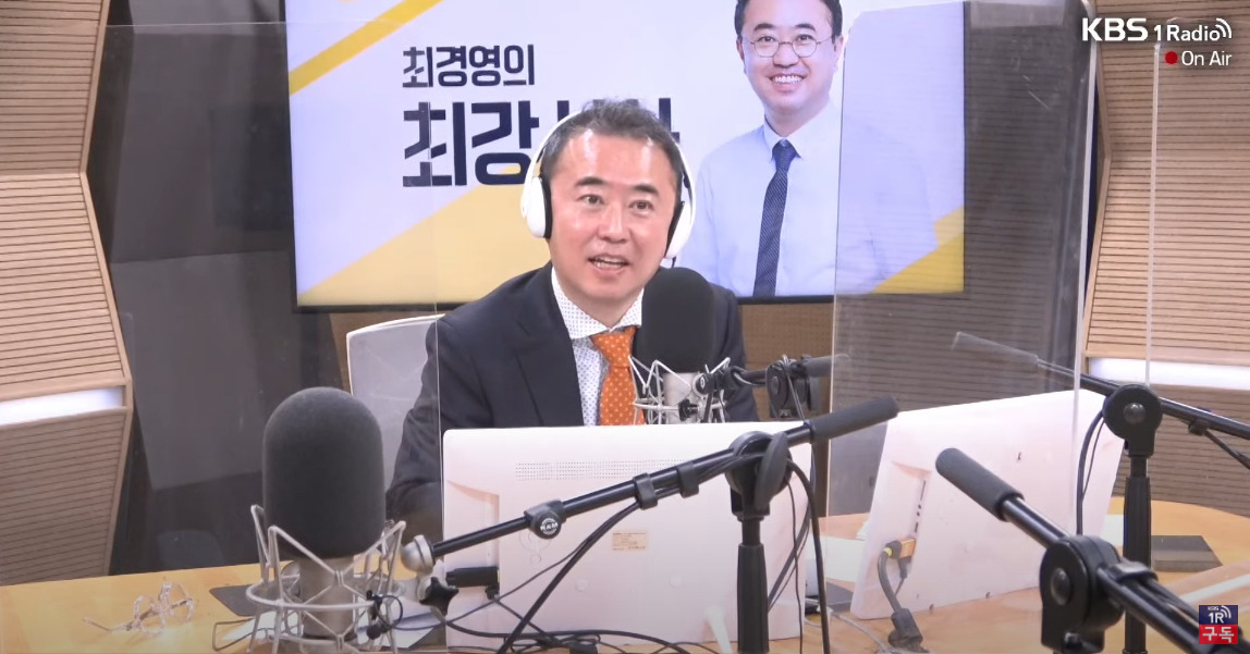 KBS ‘최경영의 최강시사’ 진행자 최경영씨가 16일 오전 방송에서 이준석 전 국민의힘 대표가 인터뷰 시각에 나타나지 않자 ‘이준석 대표, 라디오를 듣고 있다면 전화를 좀 받아 달라’고 말하고 있다. [KBS 캡처]