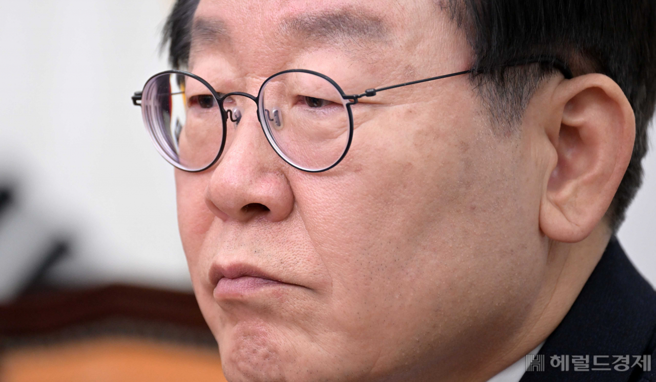 더불어민주당 이재명 대표가 16일 오후 서울 여의도 국회에서 열린 긴급 최고위원회의에서 최고위원들의 발언을 듣고 있다. 이상섭 기자