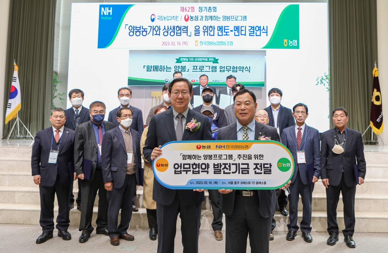 16일 서울 중구 크레스트 72에서 농심과 한국양봉농협의 지원금 전달식이 열렸다. 황청용(앞줄 왼쪽) 농심 부사장과 김용래(앞줄 오른쪽) 한국양봉농협 조합장이 멘토링 활동에 참여하는 양봉농가 대표들과 기념촬영을 하고 있다.[농심 제공]