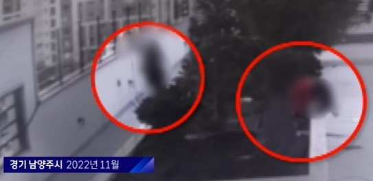지난해 11월 경기도 남양주의 한 5층짜리 건물 옥상에서 초등학생 2명이 벽돌을 아래로 던지는 모습. [JTBC]