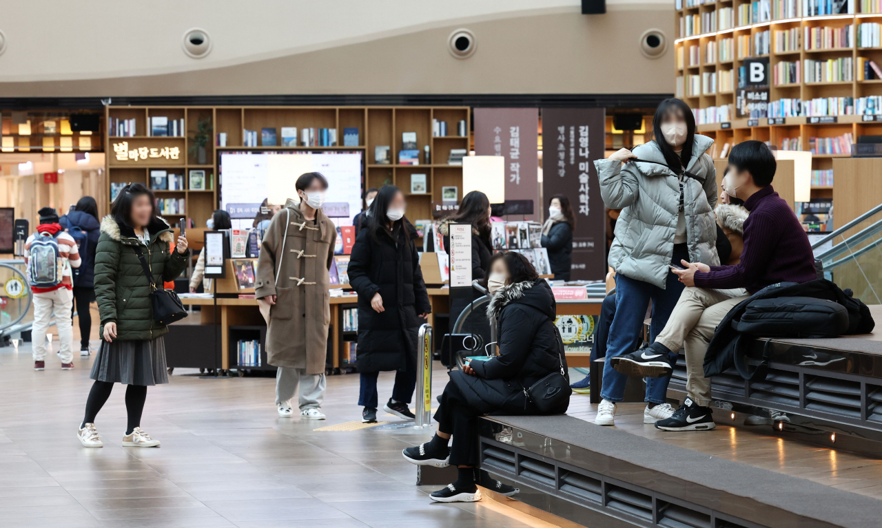 실내 마스크 착용 의무 해제 후 첫 주말인 5일 오전 서울 강남구 코엑스몰 내 별마당도서관에서 시민들이 책을 보고 있다. [연합]