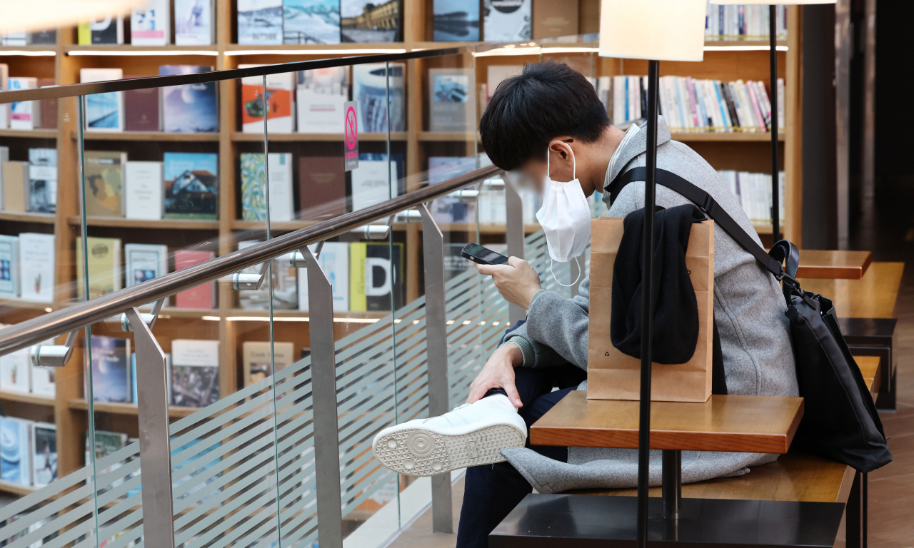 실내 마스크 착용 의무 해제 후 첫 주말인 5일 오전 서울 강남구 코엑스몰 내 별마당도서관에서 한 시민이 휴식을 취하고 있다. [연합]