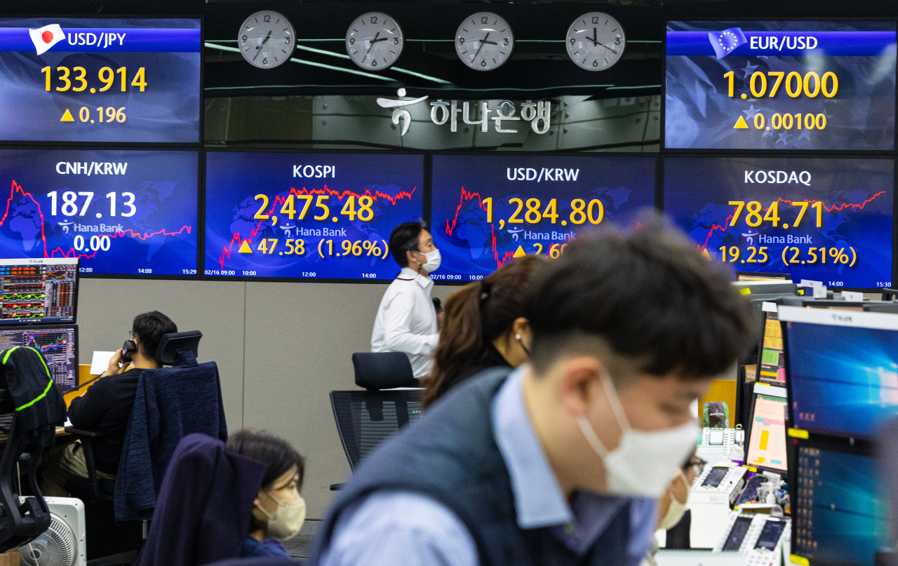 16일 오후 서울 중구 하나은행 딜링룸. 연합뉴스
