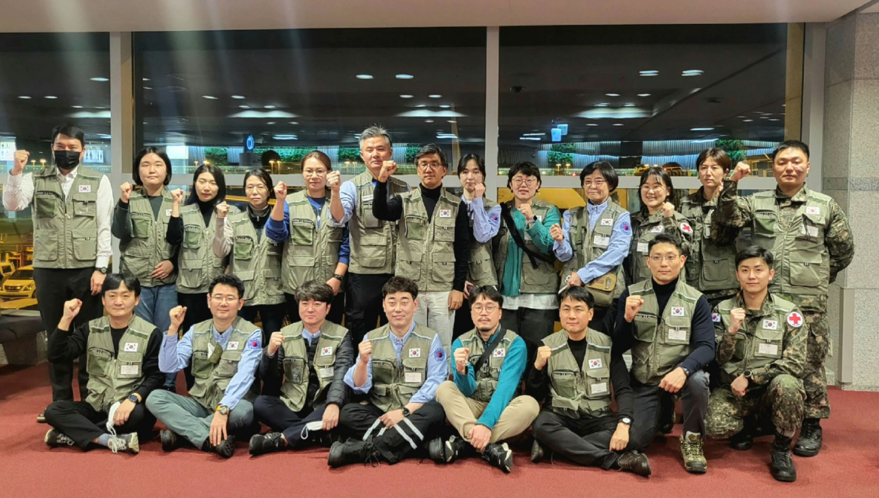 민관 합동으로 구성된 21명의 대한민국 긴급구호대(KDRT) 2진이 16일 밤 우리 군수송기를 통해 튀르키예로 출국했다. 긴급구호대 2진은 KDRT 의료팀 10명, KOICA5명, 민간긴급구호단체 4명, 외교부 2명으로 구성됐다. 사진은 출국 전 기념촬영하는 긴급구호대원들. [연합]