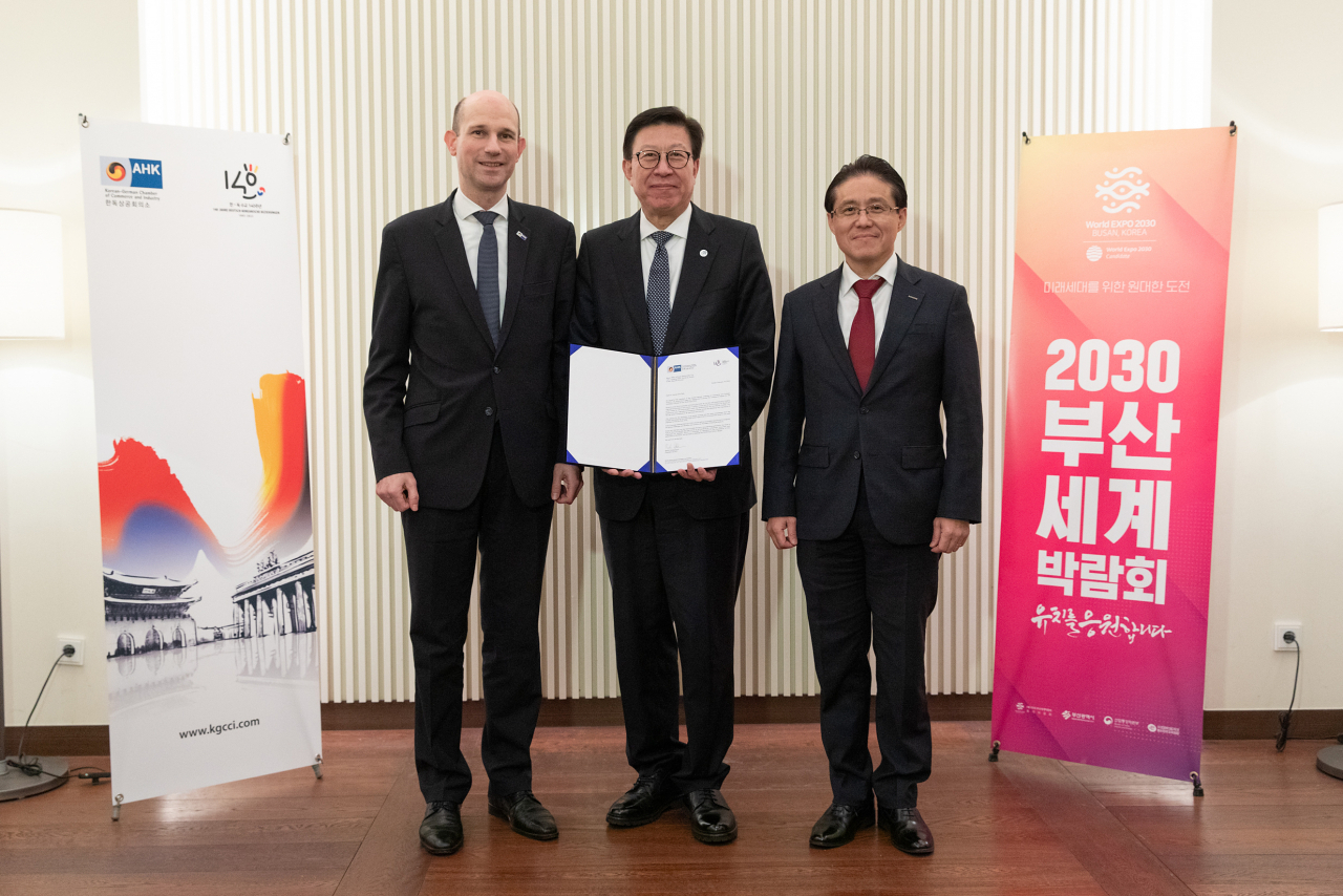 한독상공회의소가 지난 16일 2030 세계박람회 부산 개최 지지 서한을 전달하는 모습. 마틴 행켈만(왼쪽부터) 한독상공회의소 대표, 박형준 부산시장, 정하중 한독상공회의소 부회장 [한독상공회의소 제공]