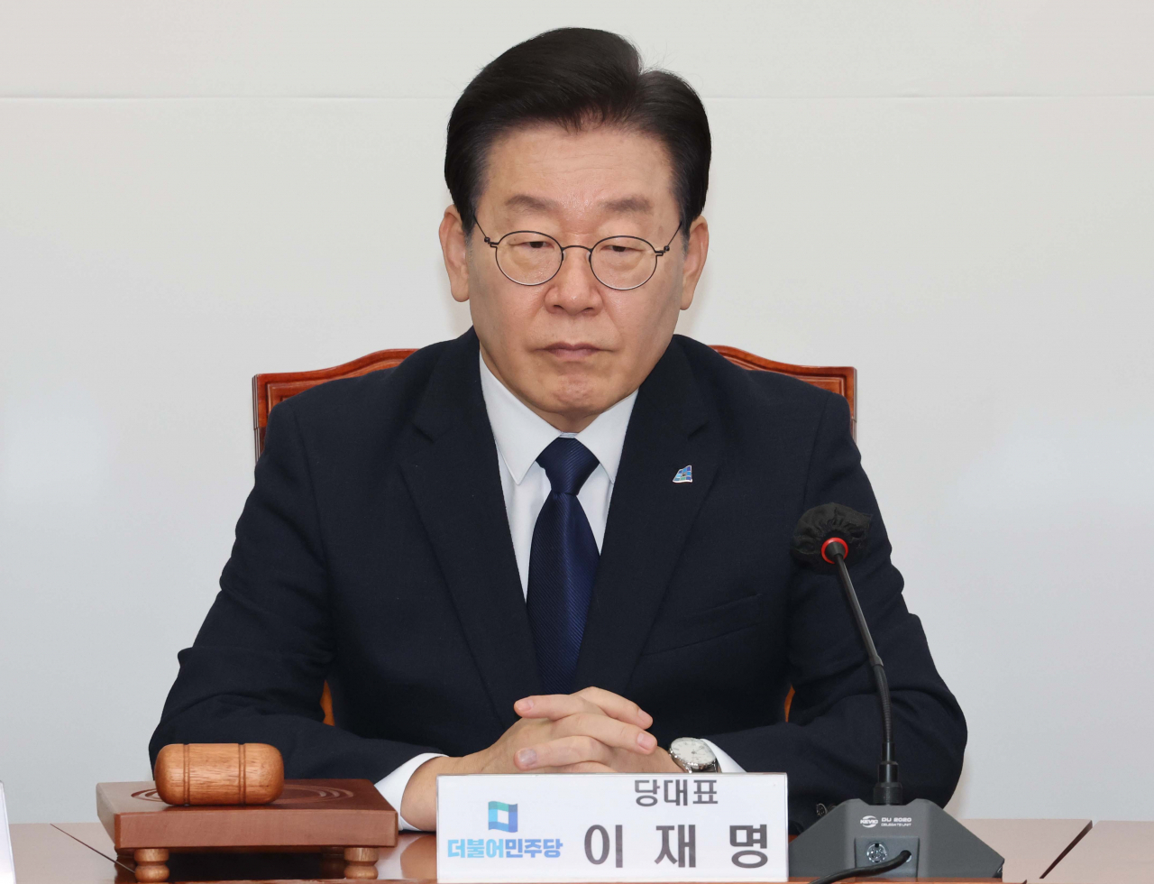 이재명 더불어민주당 대표가 17일 국회에서 열린 최고위원회의에 참석해 있다. [연합]