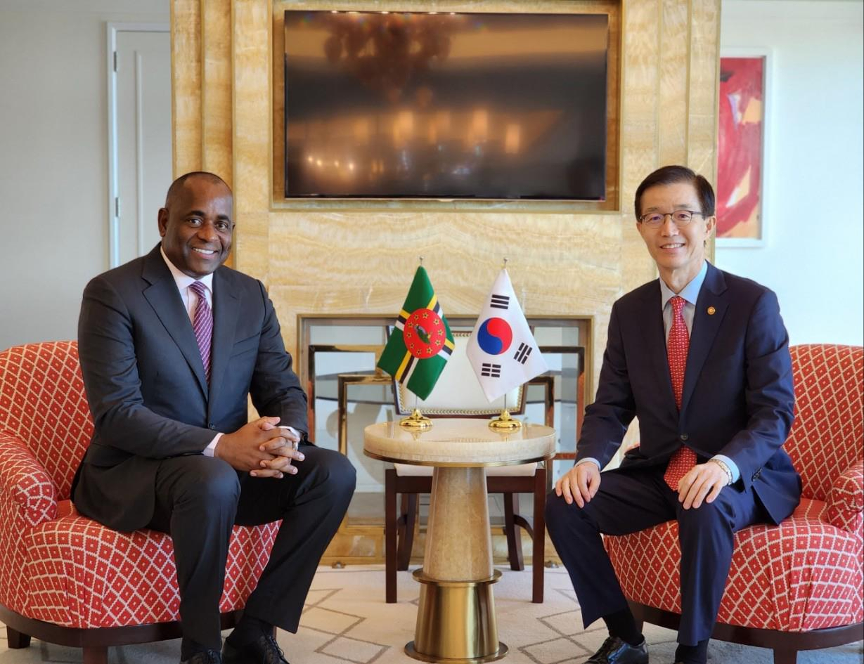 방문규 국무조정실장이 15&sim;17일(현지시간) 바하마 나소에서 열리는 제44차 카리브공동체(CARICOM) 정상회의에 윤석열 대통령 특사 자격으로 참석한 가운데 조지프 앤들 그레나다 외교장관과 면담에서 기념 촬영하고 있다. [국무조정실 제공]