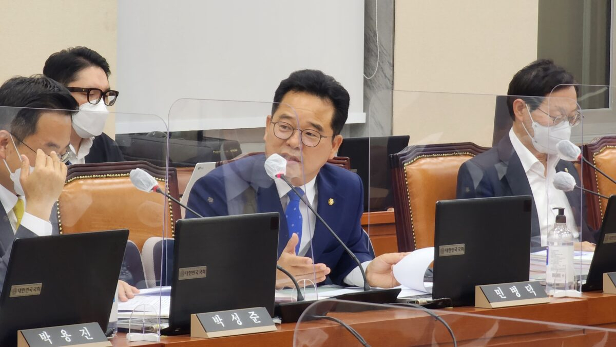 민병덕 더불어민주당 의원이 지난해 10월 5일 국정감사에서 김범수 카카오 의장을 상대로 ‘카카오택시’ 호출 문제를 집중 추궁하고 있다. 공정거래위원회는 최근 카카오택시를 운영하는 카카오모빌리티에 과징금 257억원을 부과했다. [민병덕 의원실]