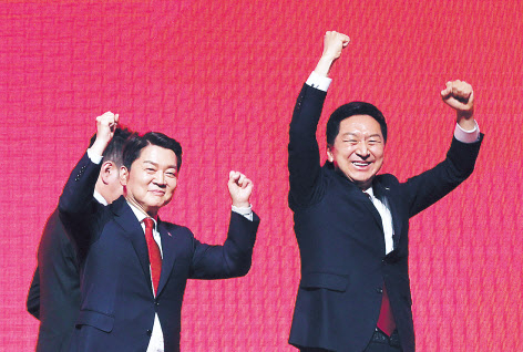 국민의힘 안철수·김기현 당대표 후보가 16일 광주에서 열린 합동연설회에서 두 손을 번쩍 들고 있다. [연합]