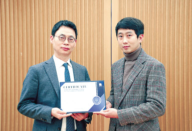 이규철(왼쪽) 대륙아주 대표변호사가 16일 서울 강남구 대륙아주 대회의실에서 명석호(오른쪽) 반도호이스트크레인 이사에게 인증서를 전달하고 있다. [대륙아주 제공]