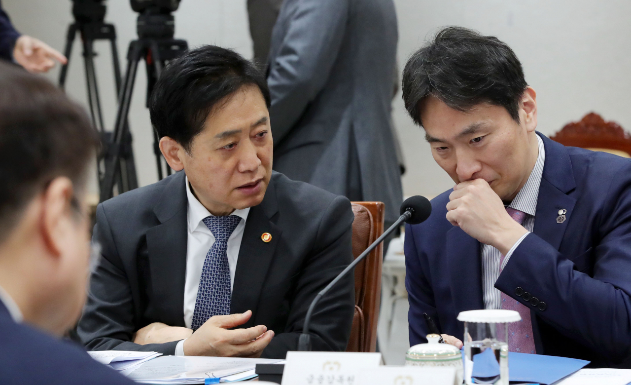 지난 15일 열린 비상경제민생회의에서 대화하는 김주현 금융위원장(왼쪽)과 이복현 금융감독원장.[연합]