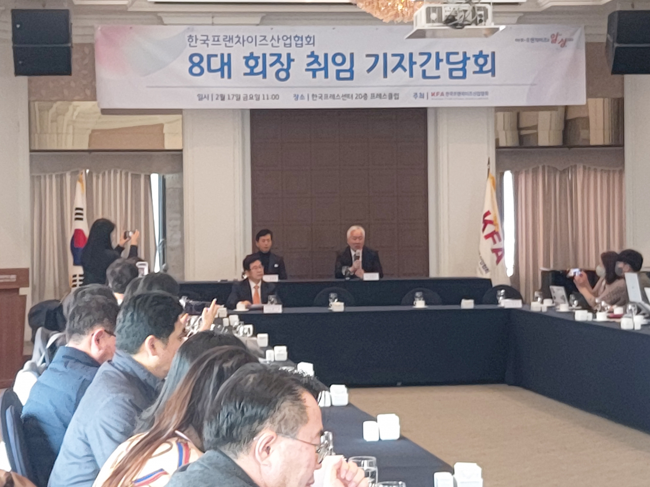 정현식 제8대 한국프랜차이즈산업협회장이 17일 오전 서울 중구 프레스센터에서 열린 기자간담회에서 발언하고 있다. 김희량 기자