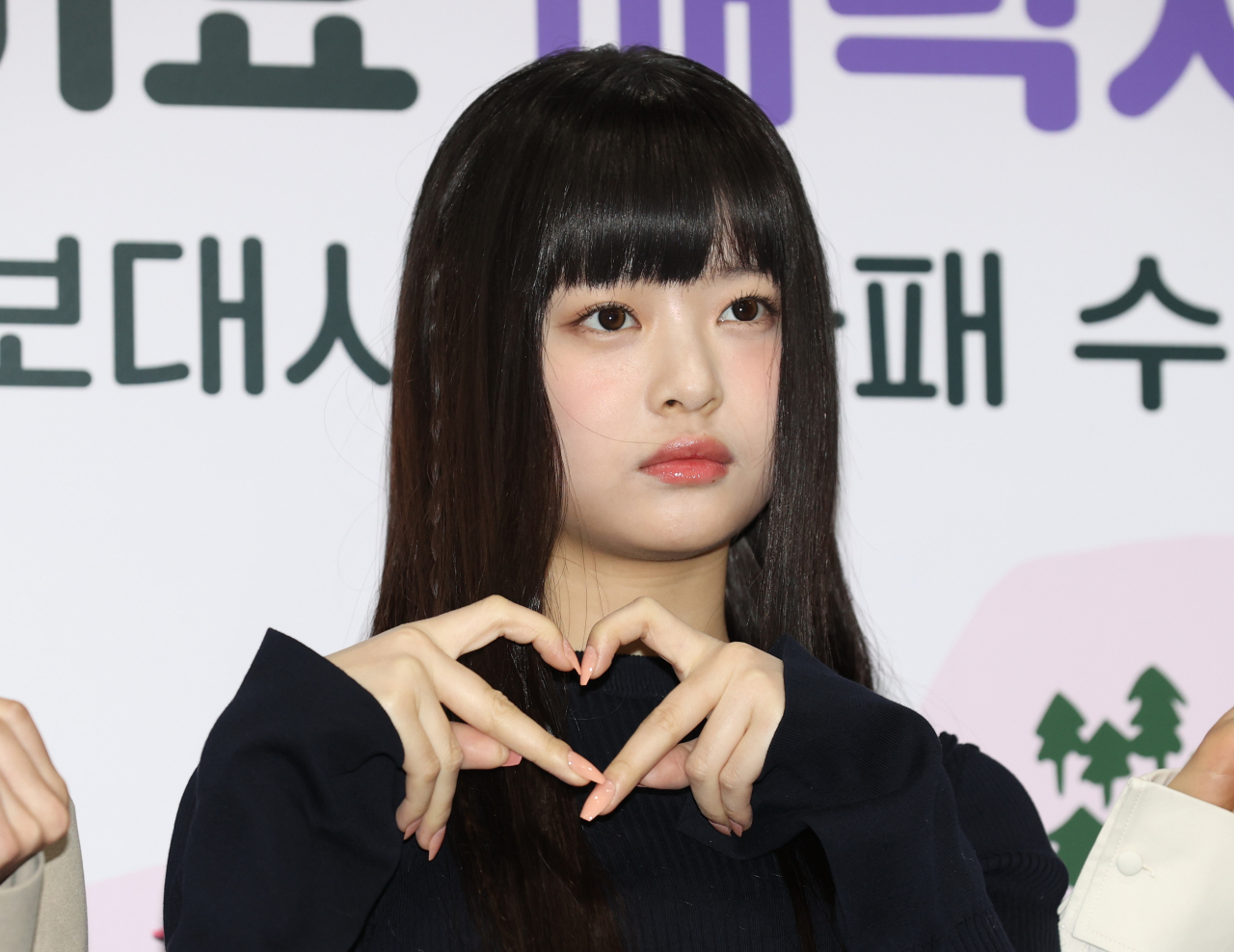 걸그룹 뉴진스의 하니가 16일 오전 서울시청에서 열린 '서울특별시 홍보대사 감사패 수여 및 위촉식'에 앞서 포즈를 취하고 있다. [연합]