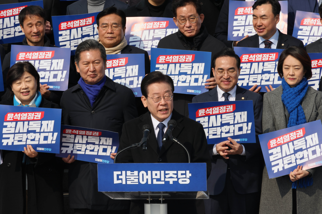이재명 더불어민주당 대표가 17일 국회 본청 앞 계단에서 열린 '윤석열 정권 검사독재 규탄대회'에서 발언하고 있다. [연합]