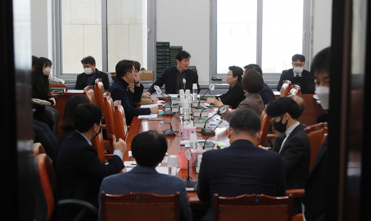 17일 오후 서울 여의도 국회에서 열린 환경노동위원회 안건조정위원회에서 이학영 위원장이 회의를 주재하고 있다. [연합]