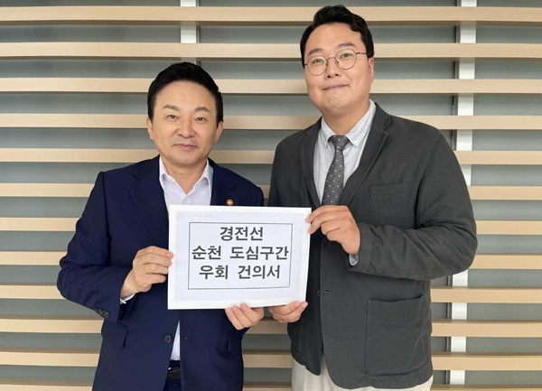 천하람 순천당협위원장(오른쪽)이 지난해 8월 원희룡 국토부 장관을 만나 경전선 순천 도심구간 우회를 건의하는 요청서를 전달하고 있다. [천하람 변호사 제공]