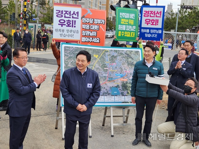 16일 경전선 순천 도심 통과 구간을 찾은 원희룡 장관이 현장에 나온 시민을 향해 인사하고 있다. 사진 왼쪽부터 문금주 전남도 행정부지사(박수치는 이), 원 장관, 노관규 순천시장. /박대성 기자.