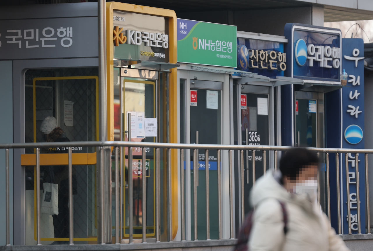 지난 달 한국은행이 기준금리를 연 3.5%로 인상했지만, 시중은행과 저축은행의 수신(예·적금) 금리는 지속해서 하락하고 있다. 사진은 6일 서울 시내에 설치되어 있는 주요 은행들의 현금인출기. [연합]