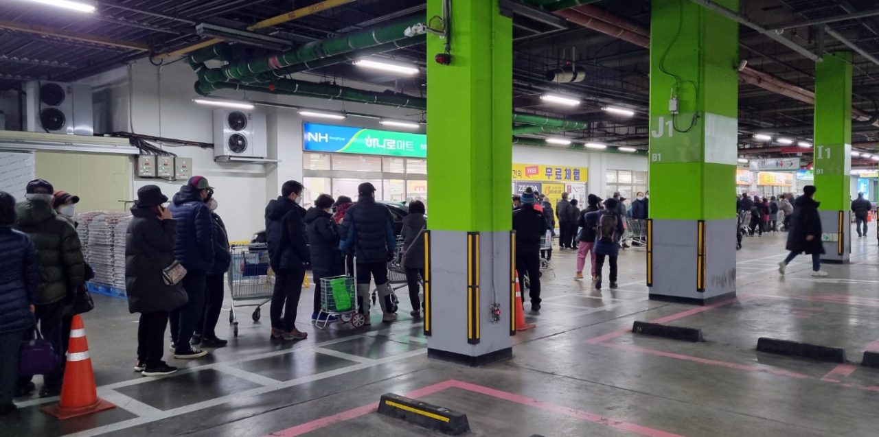 한우 할인 행사 '소프라이즈! 2023 대한민국 한우세일' 첫날인 17일 서울 도봉구 농협 하나로마트 창동점 앞에 운영 시간 전부터 긴 줄이 늘어서 있다. [연합]