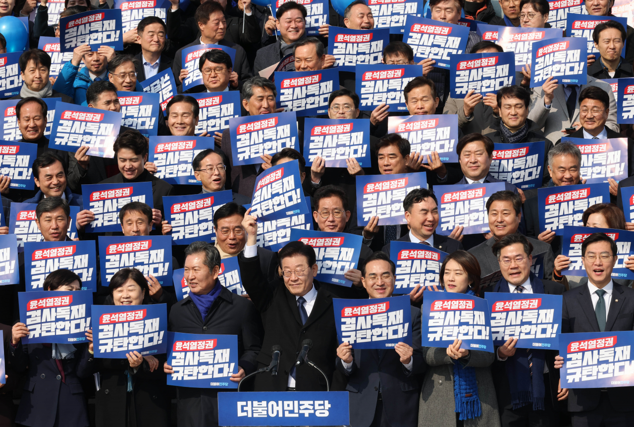 더불어민주당 이재명 대표가 17일 국회 본청 앞 계단에서 열린 '윤석열 정권 검사독재 규탄대회'에서 손을 들어 인사하고 있다. [연합]